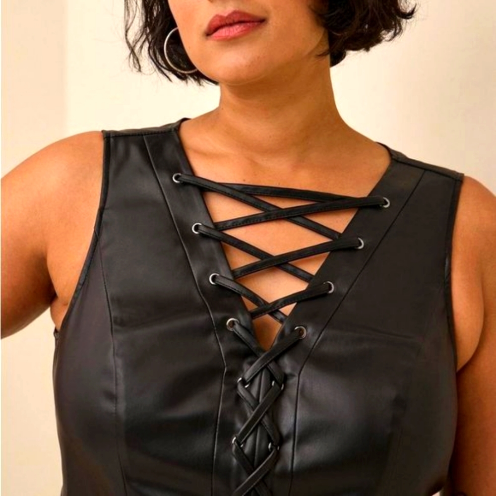 ❤️NWT TORRID FAUX LEATHER PLEATHER PEPLUM TOP - LACE UP NECKLINE - PLUS SIZE - Picture 5 of 9
